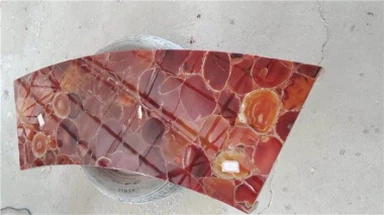 Wouj nwa semi presye wòch